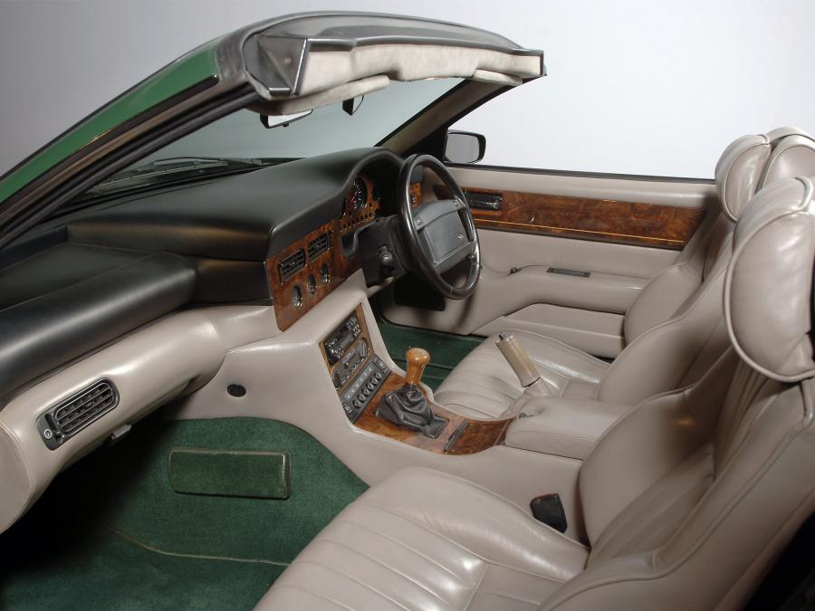 Интерьер Aston Martin Virage Volante 1992 года  (фото 4 из 18)